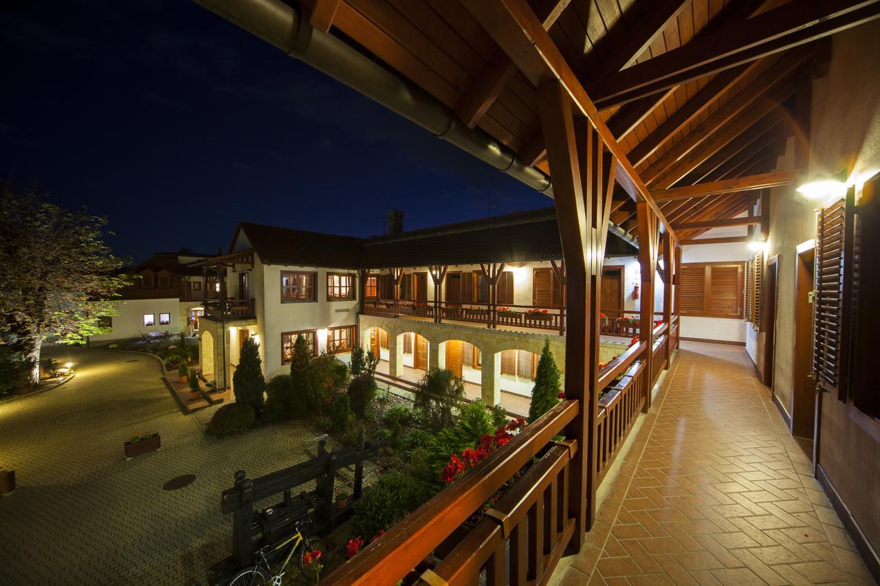 Magita Hotel Basko Bagian luar foto