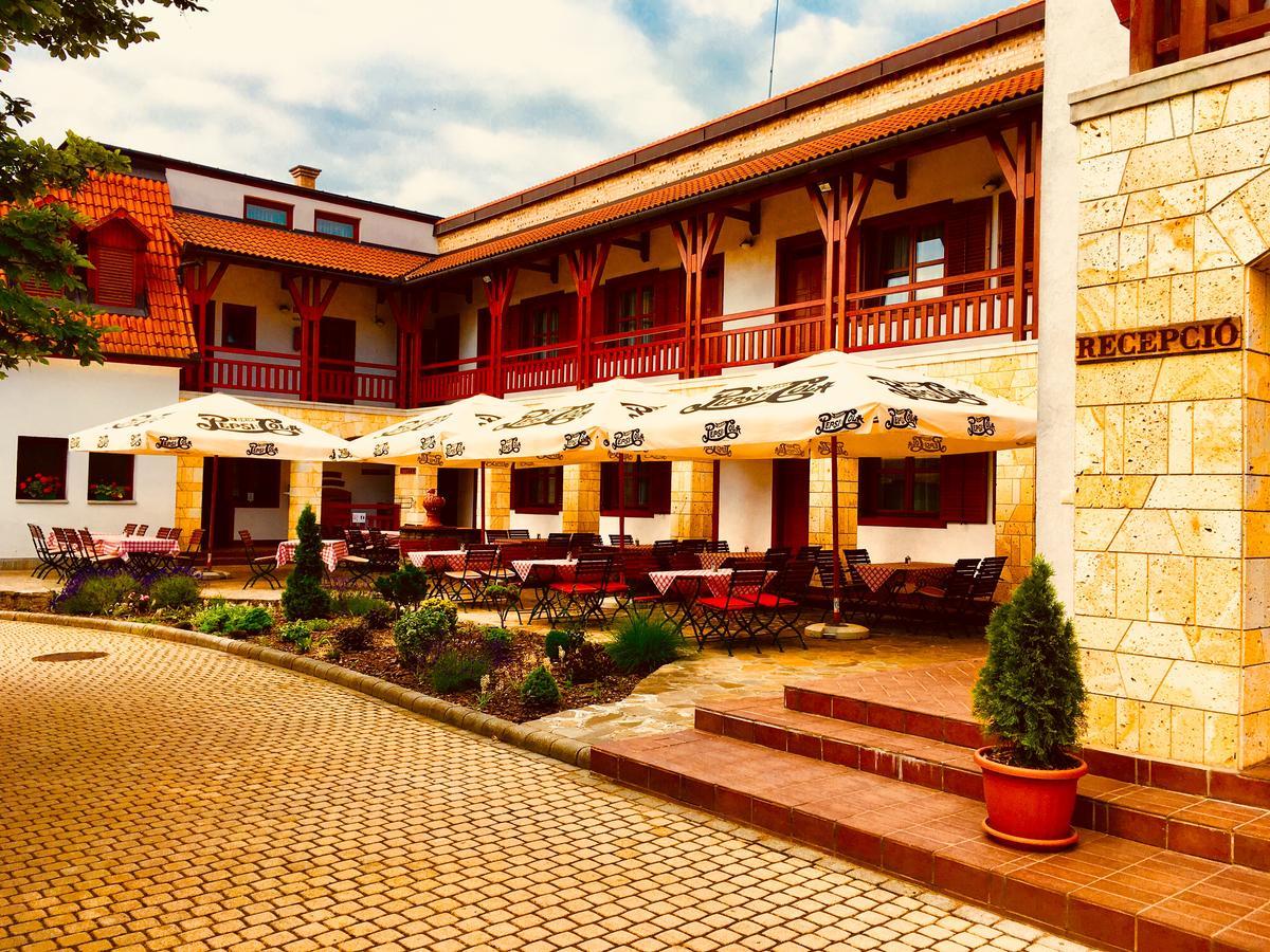Magita Hotel Basko Bagian luar foto